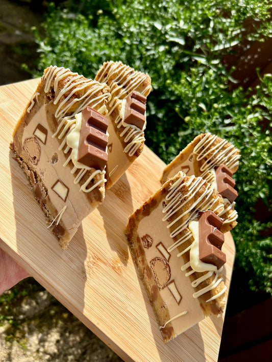 Kinder Bueno Deep Cookie Pie Slice
