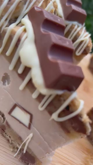 Kinder Bueno Deep Cookie Pie Slice